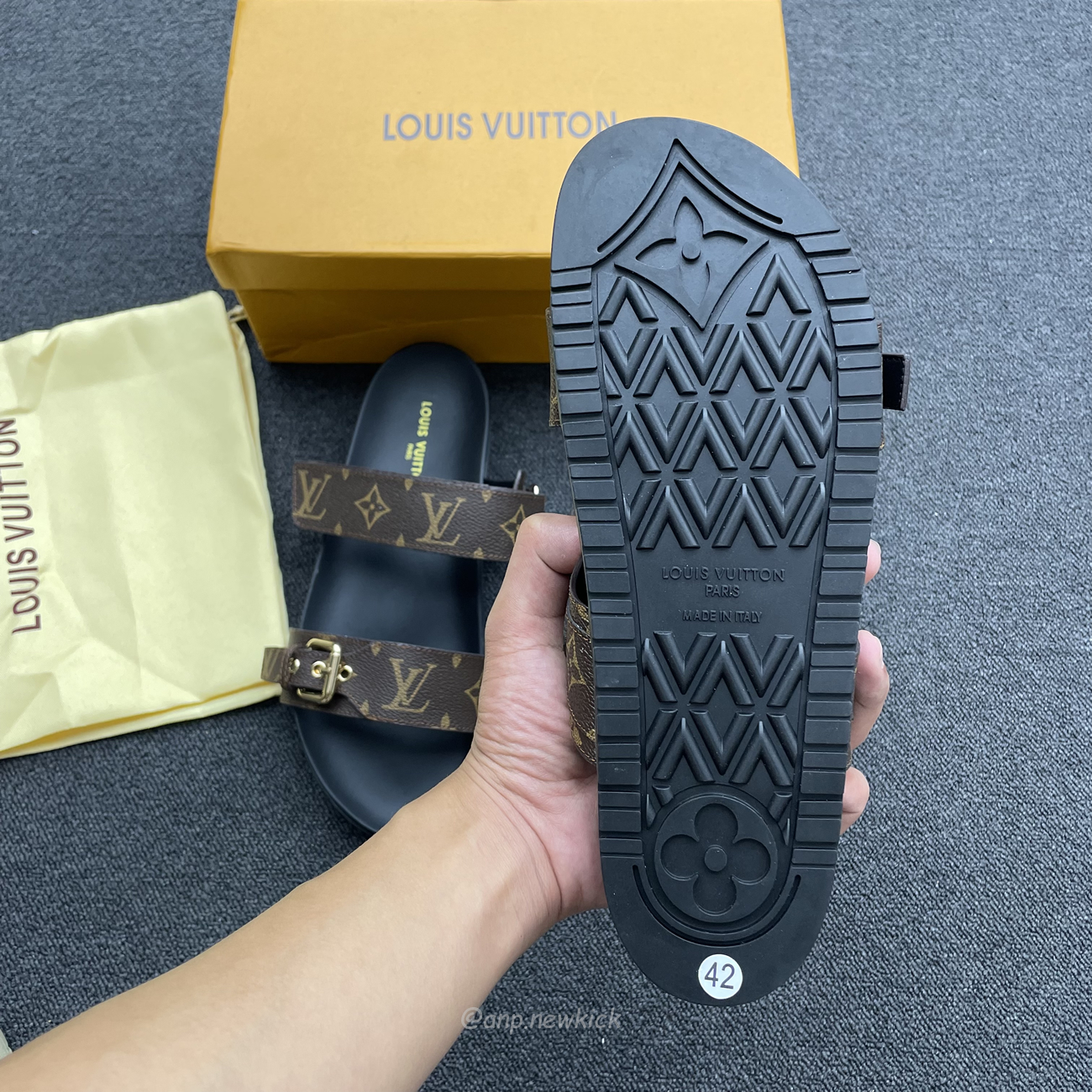 Louis Vuitton Bom Dia Flat Mule Sandals (7) - www.newkick.org
